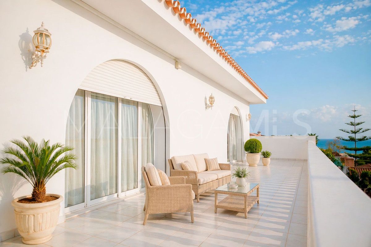 Buy Benalmadena villa with 6 bedrooms