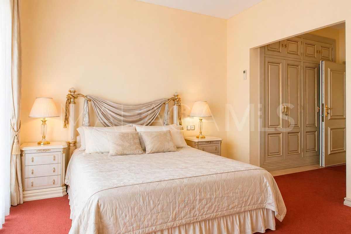 Buy Benalmadena villa with 6 bedrooms