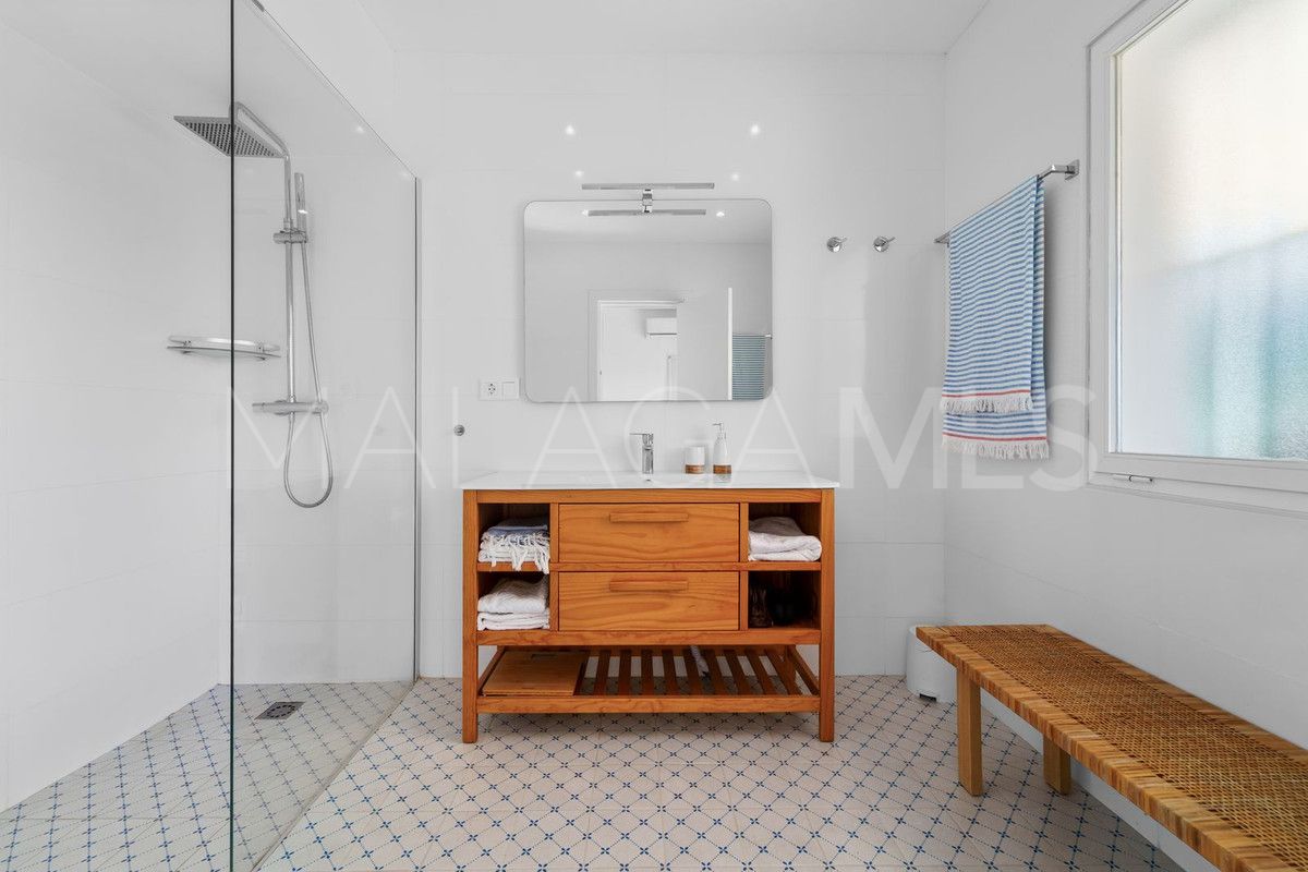 Villa for sale in Calahonda with 5 bedrooms