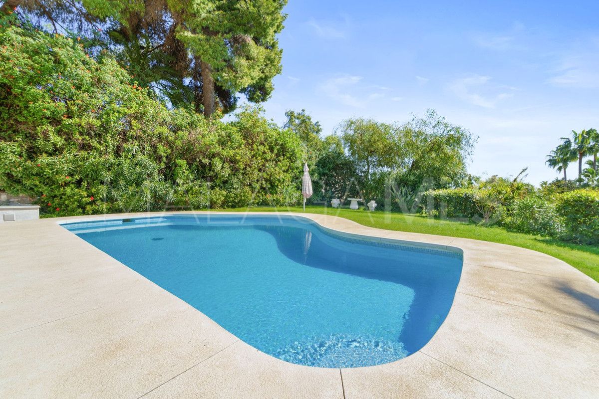 Villa for sale in Calahonda with 5 bedrooms