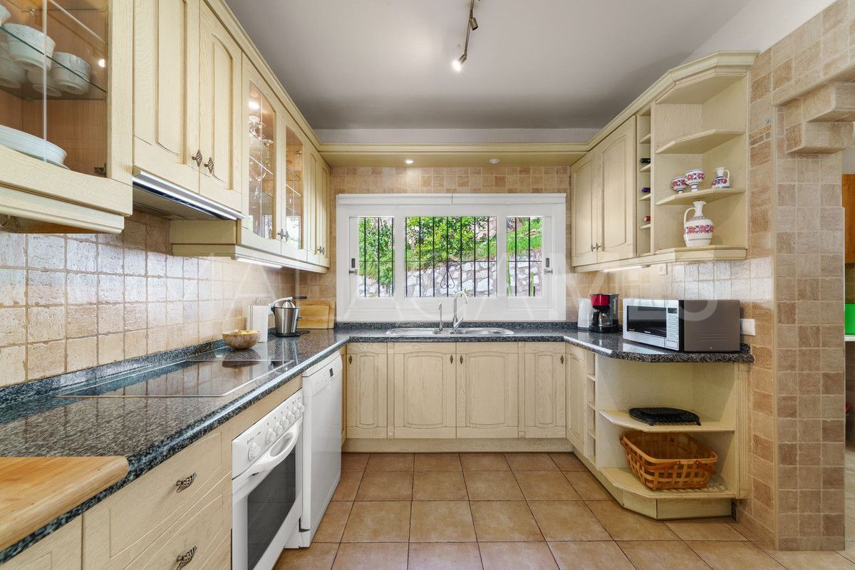 Villa for sale in Calahonda with 5 bedrooms