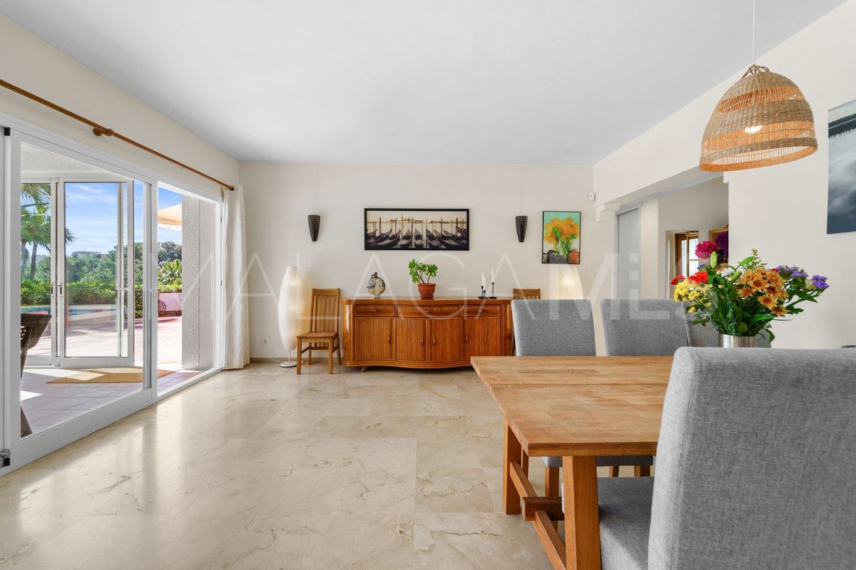 Villa for sale in Calahonda with 5 bedrooms