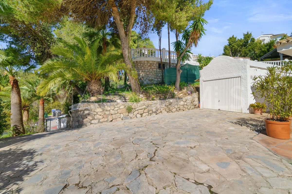 Villa for sale in Calahonda with 5 bedrooms