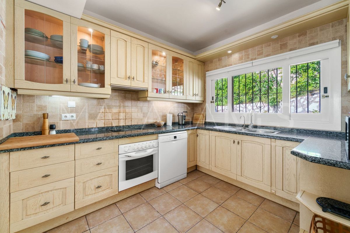 Villa for sale in Calahonda with 5 bedrooms