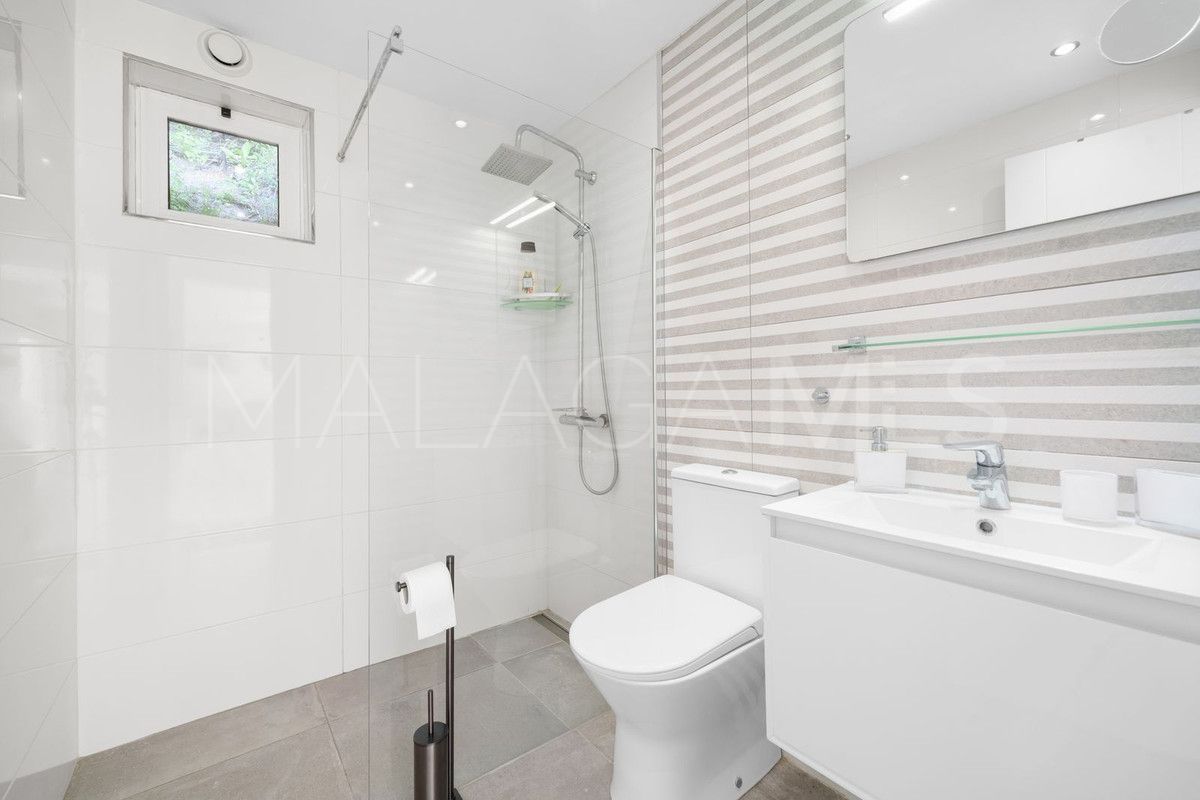 Villa for sale in Calahonda with 5 bedrooms