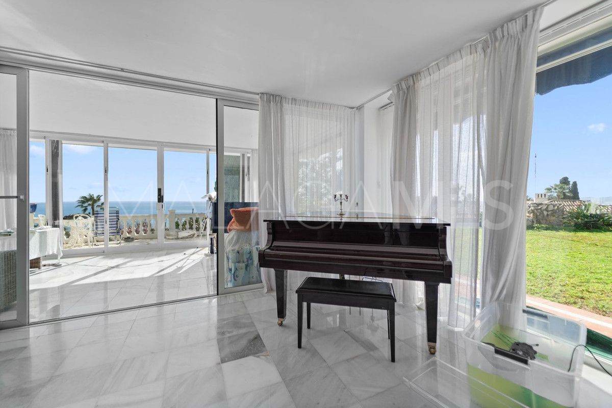 Villa for sale in Benalmadena