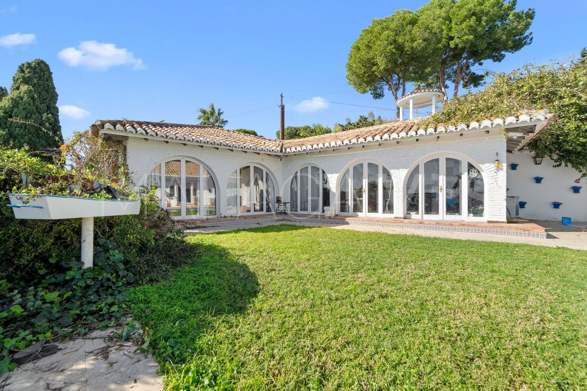 Villa for sale in Benalmadena