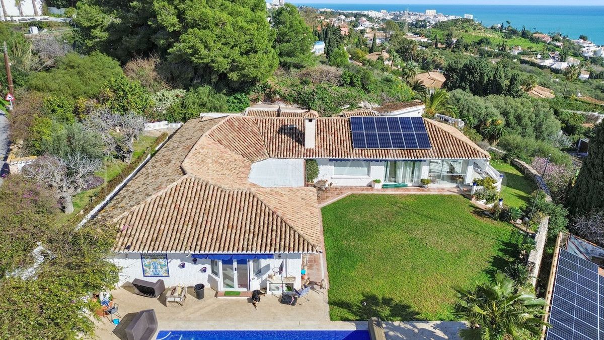 Villa for sale in Benalmadena