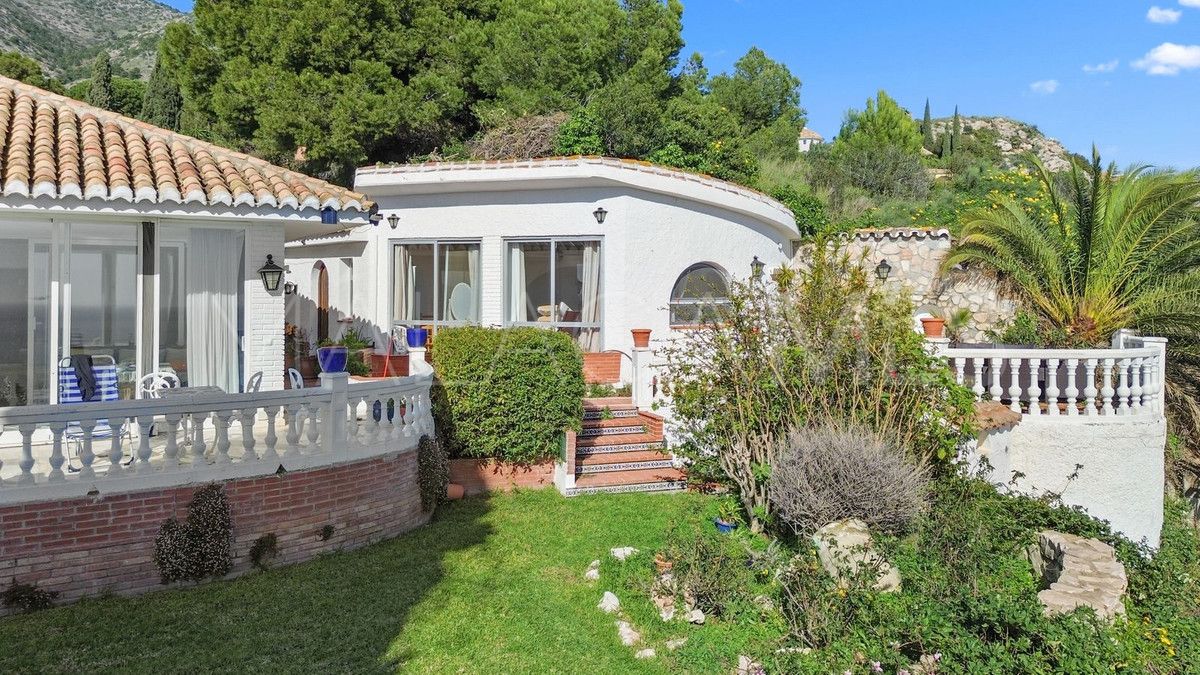 Villa for sale in Benalmadena