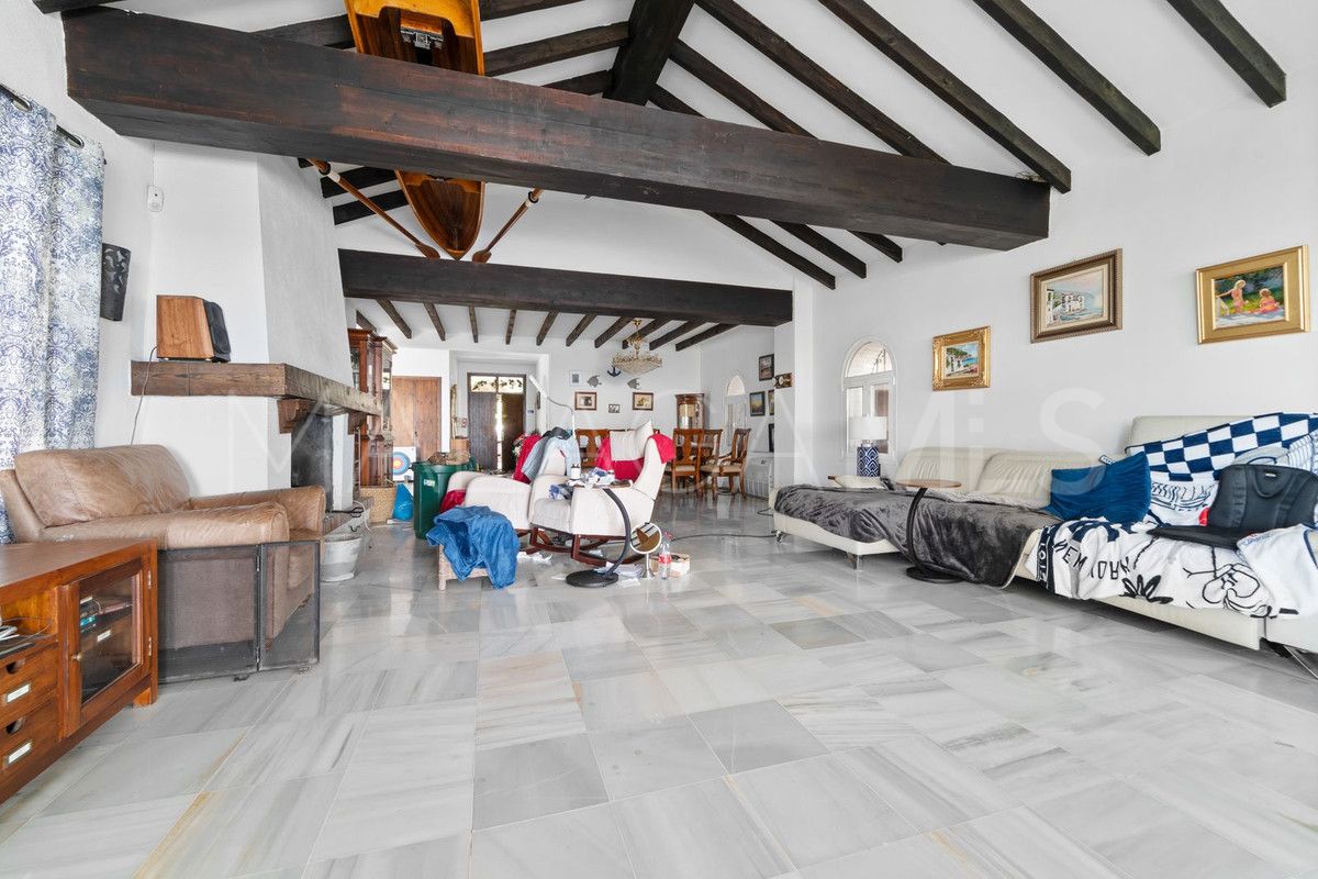 Villa for sale in Benalmadena