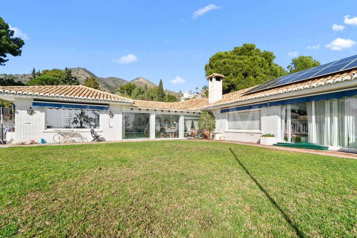 Villa for sale in Benalmadena