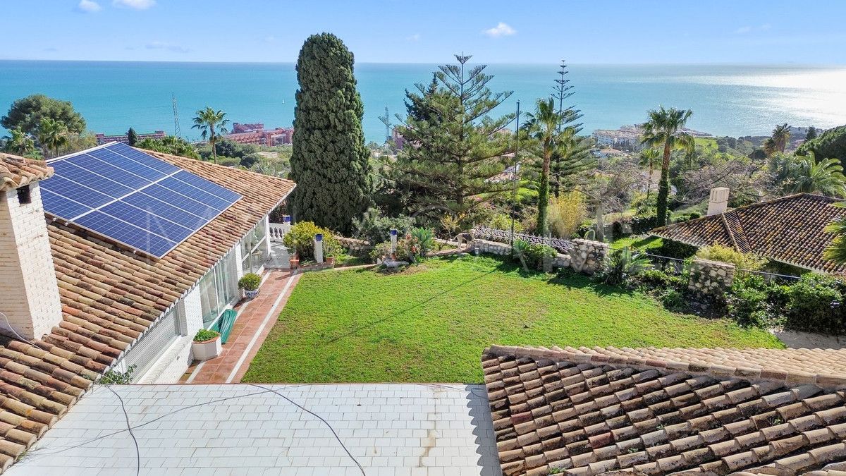Villa for sale in Benalmadena