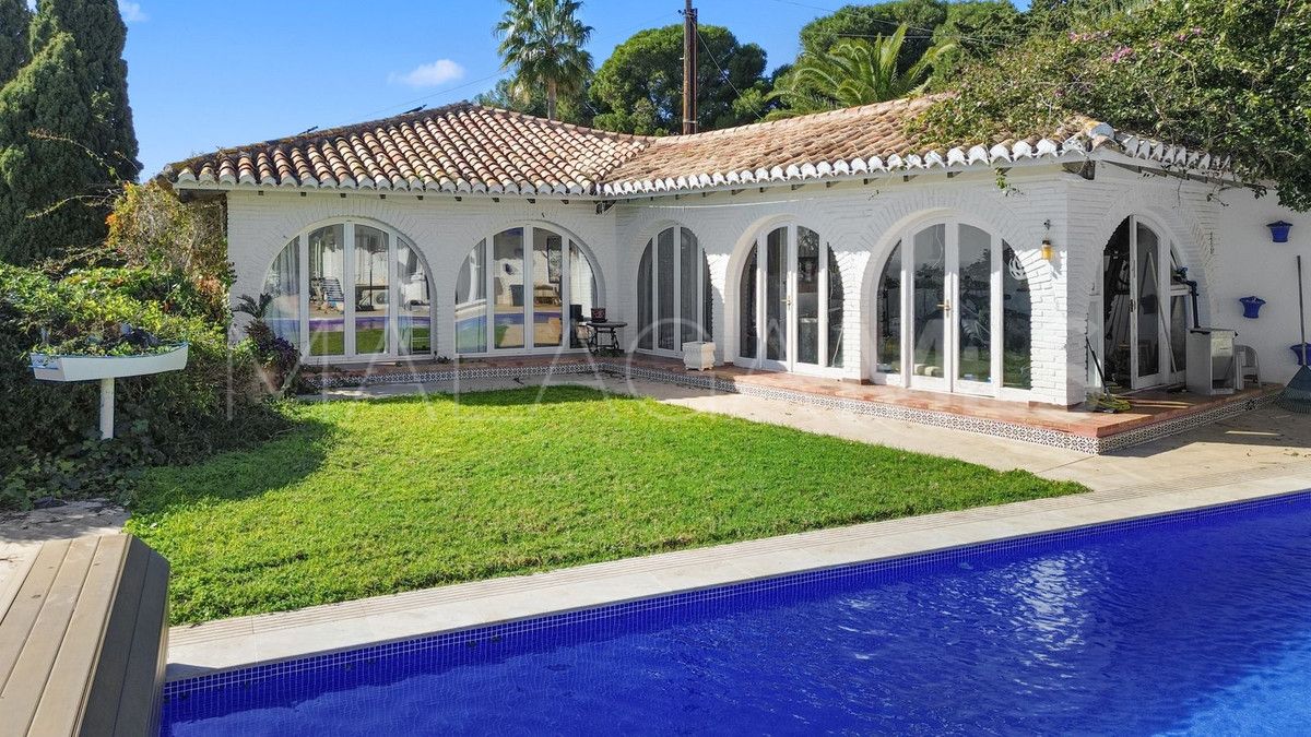 Villa for sale in Benalmadena