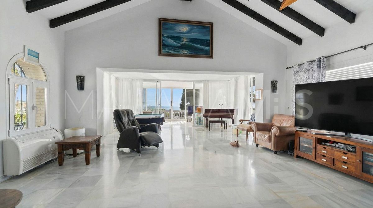 Villa for sale in Benalmadena