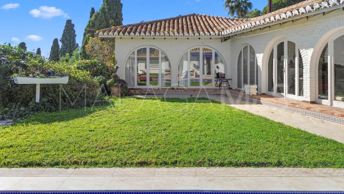 Villa for sale in Benalmadena