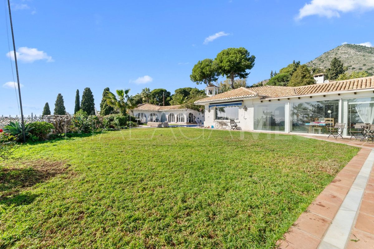 Villa for sale in Benalmadena