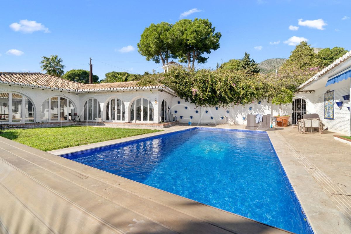 Villa for sale in Benalmadena