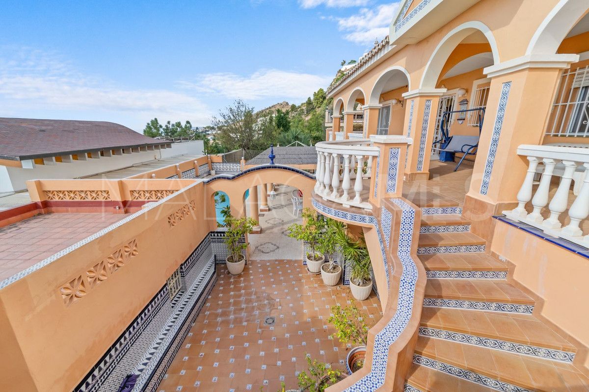 Villa for sale in Benalmadena