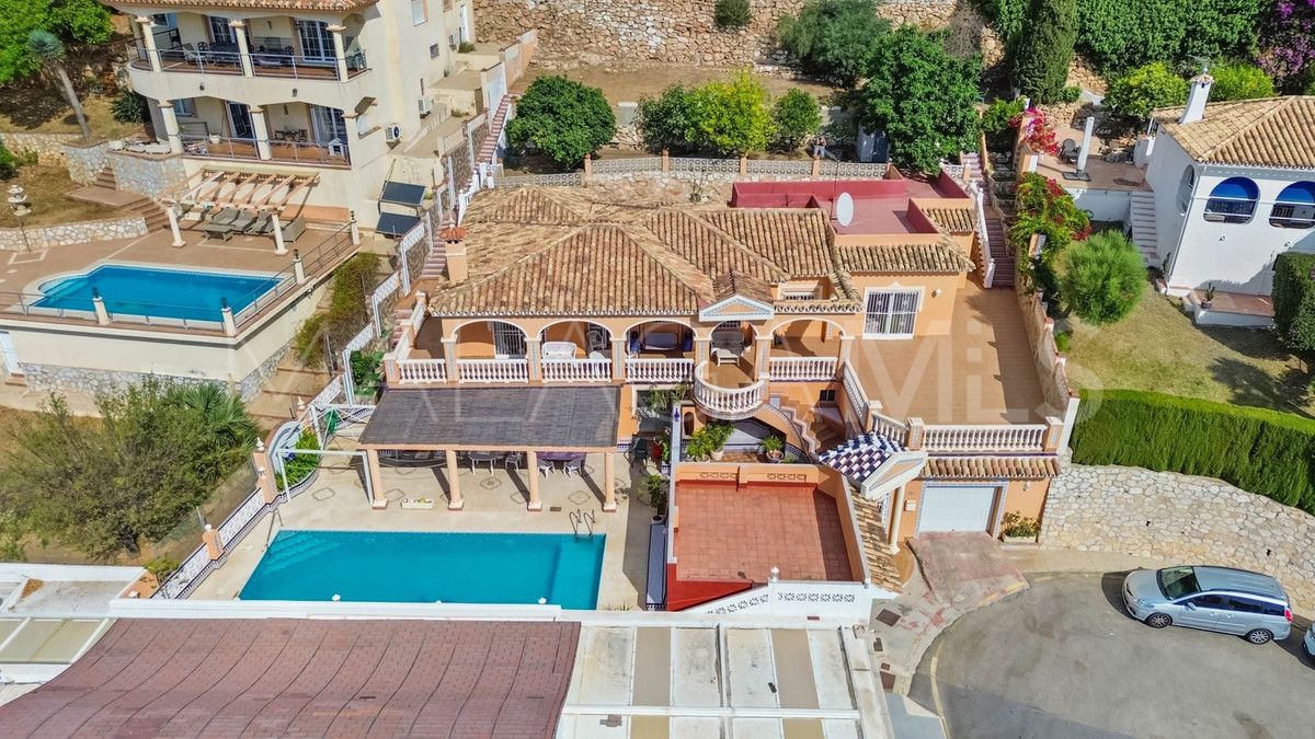 Villa for sale in Benalmadena