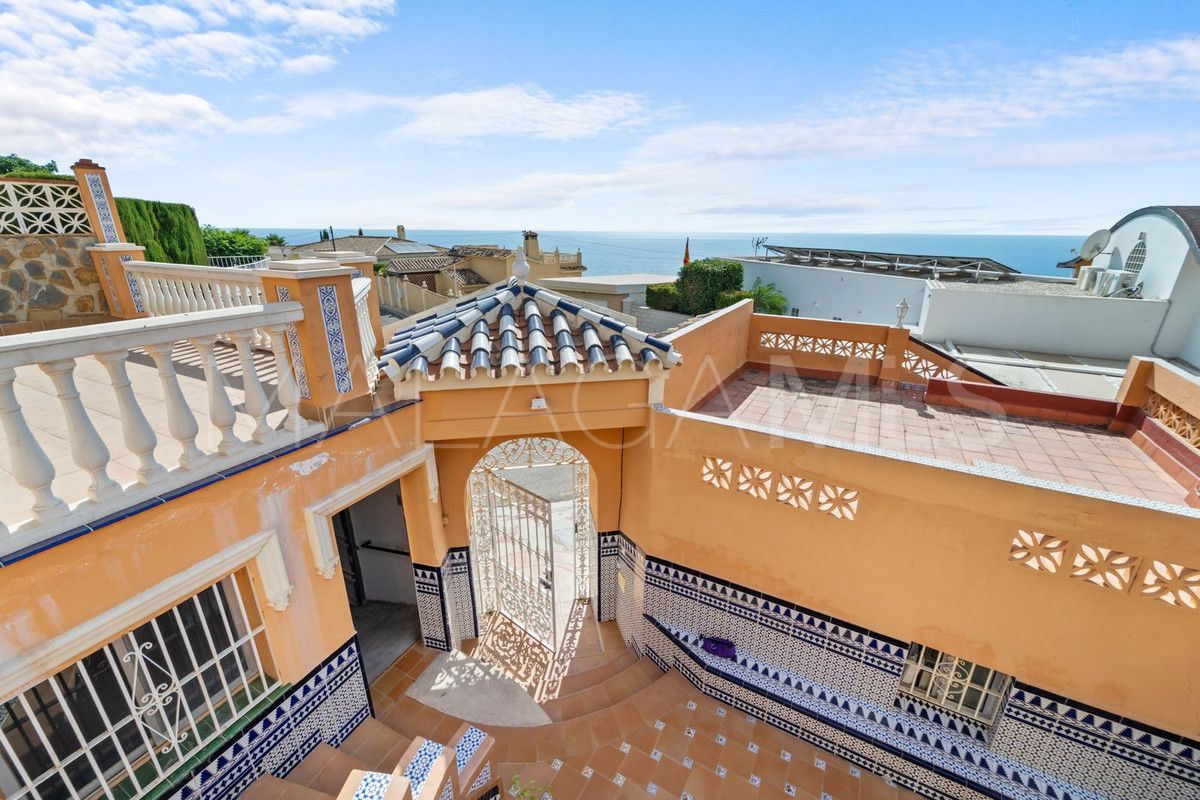 Villa for sale in Benalmadena