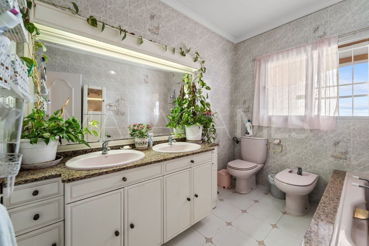 Villa for sale in Benalmadena