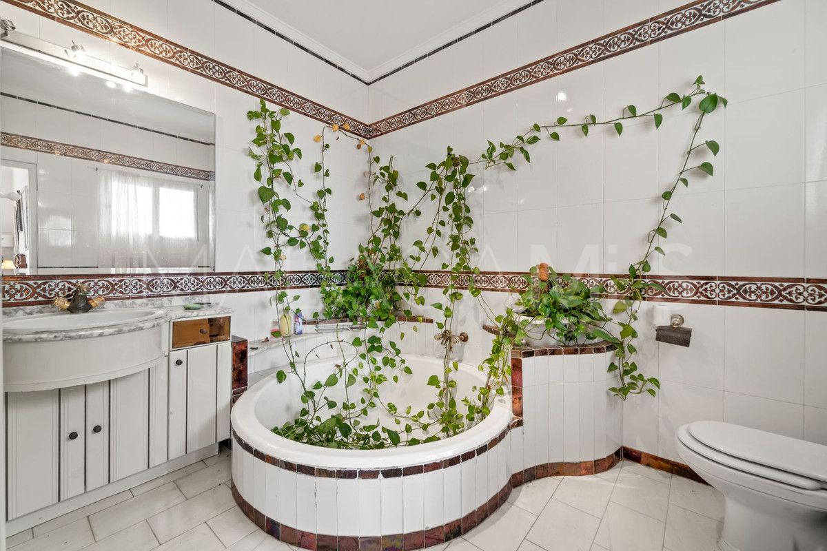 Villa for sale in Benalmadena