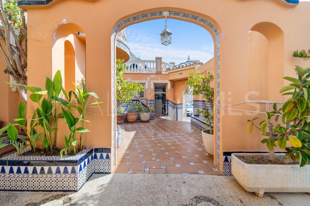 Villa for sale in Benalmadena