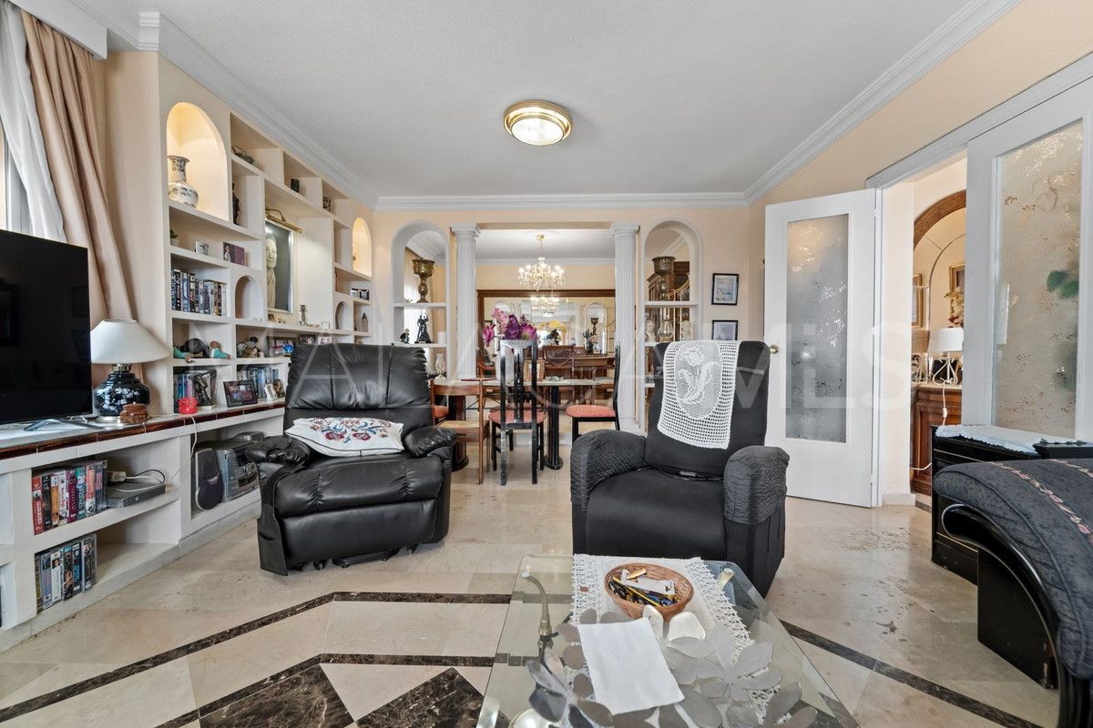 Villa for sale in Benalmadena