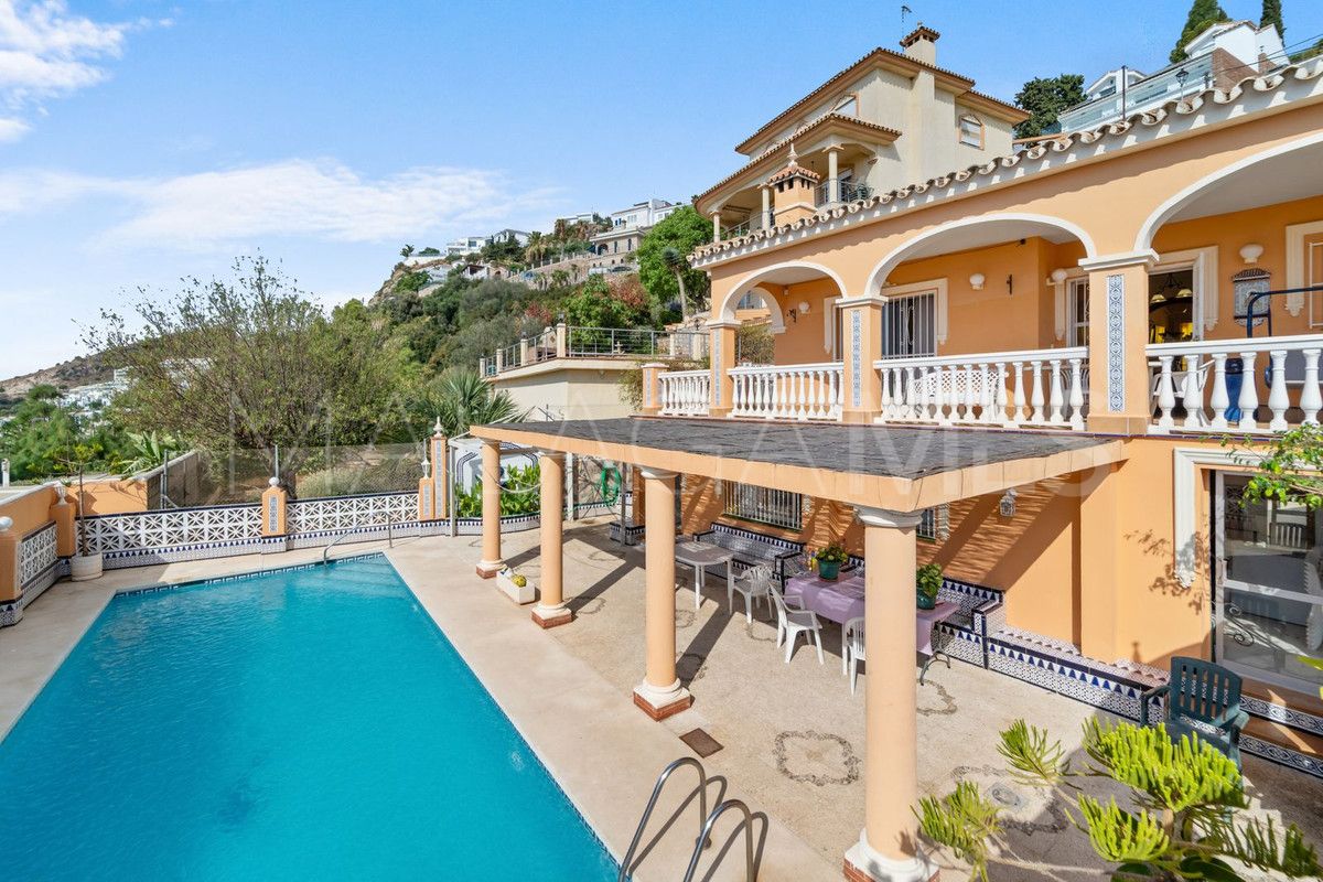 Villa for sale in Benalmadena