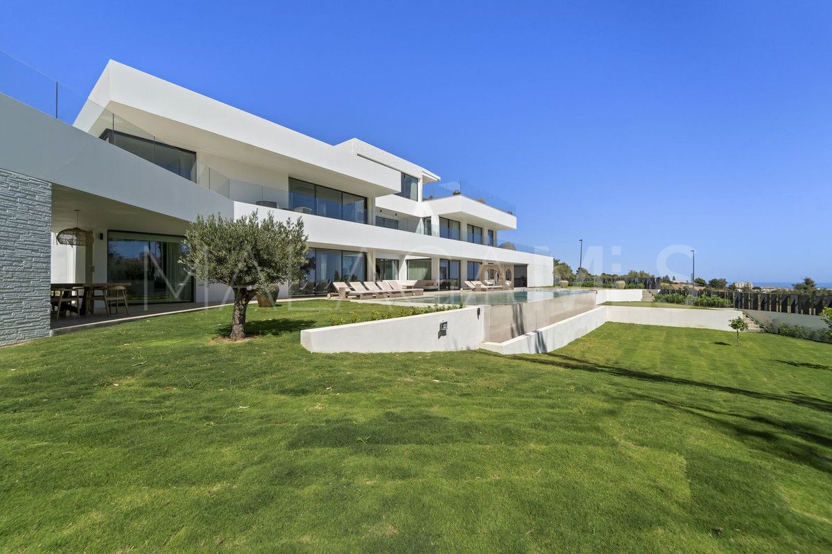 Villa for sale in Benalmadena