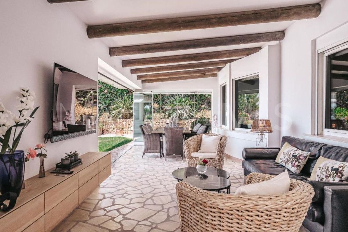 Villa for sale in Benalmadena