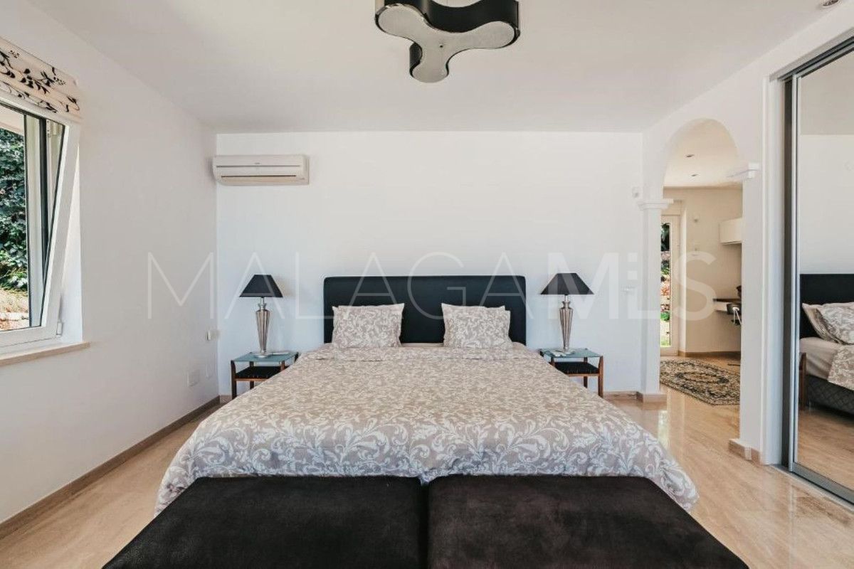 Villa for sale in Benalmadena