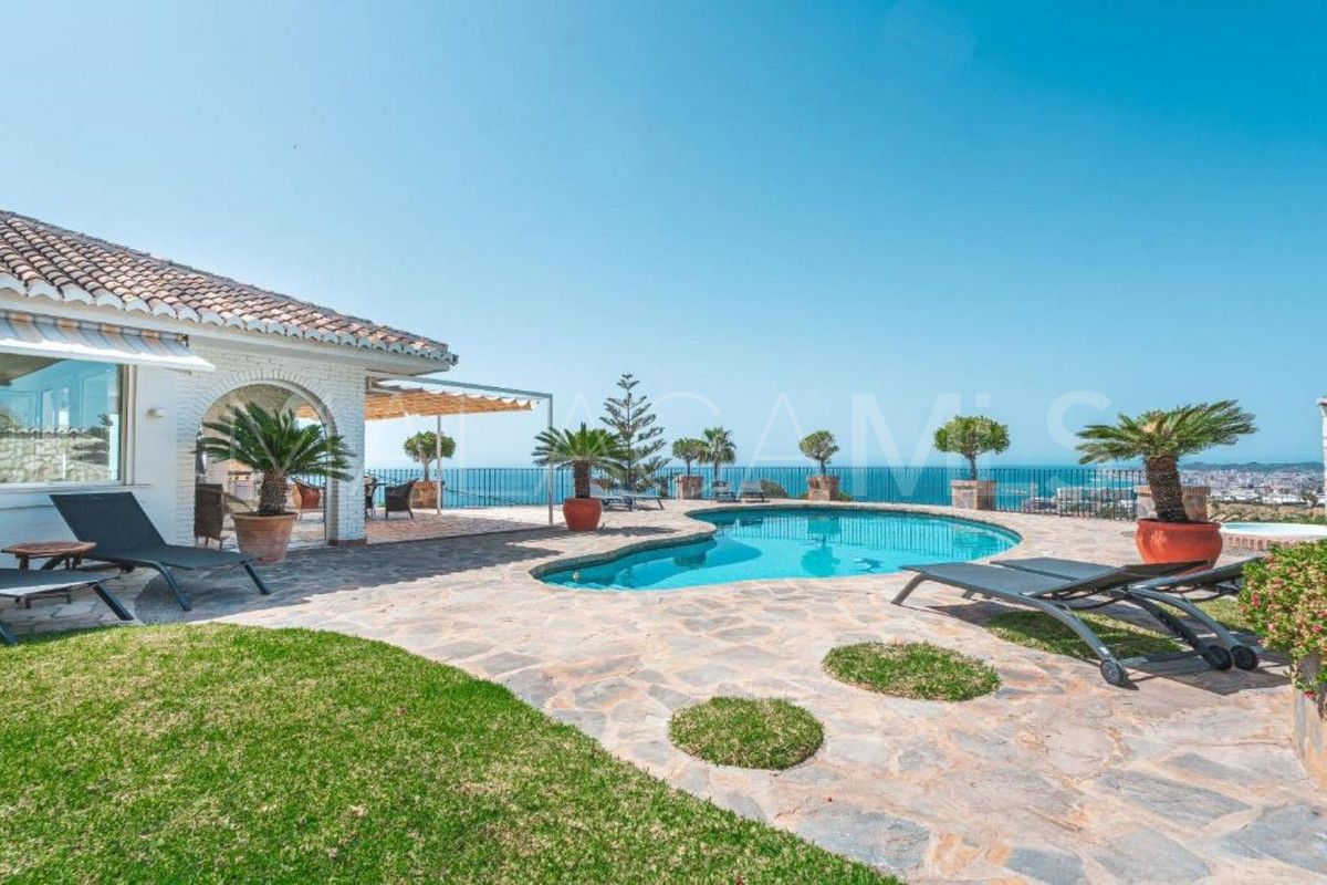 Villa for sale in Benalmadena