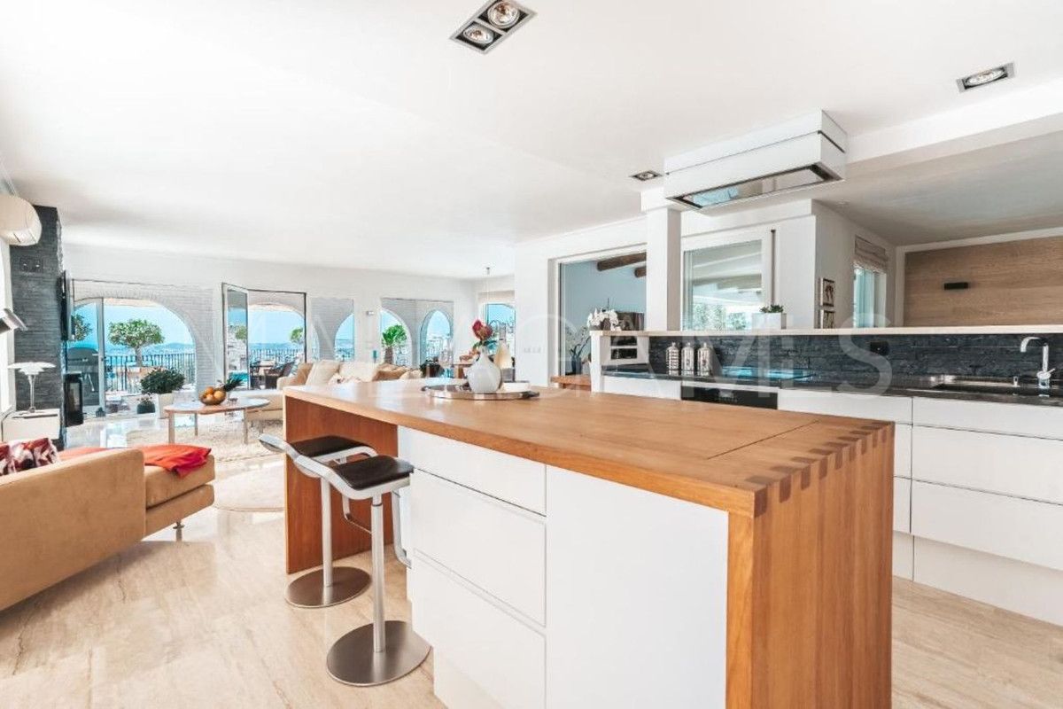 Villa for sale in Benalmadena