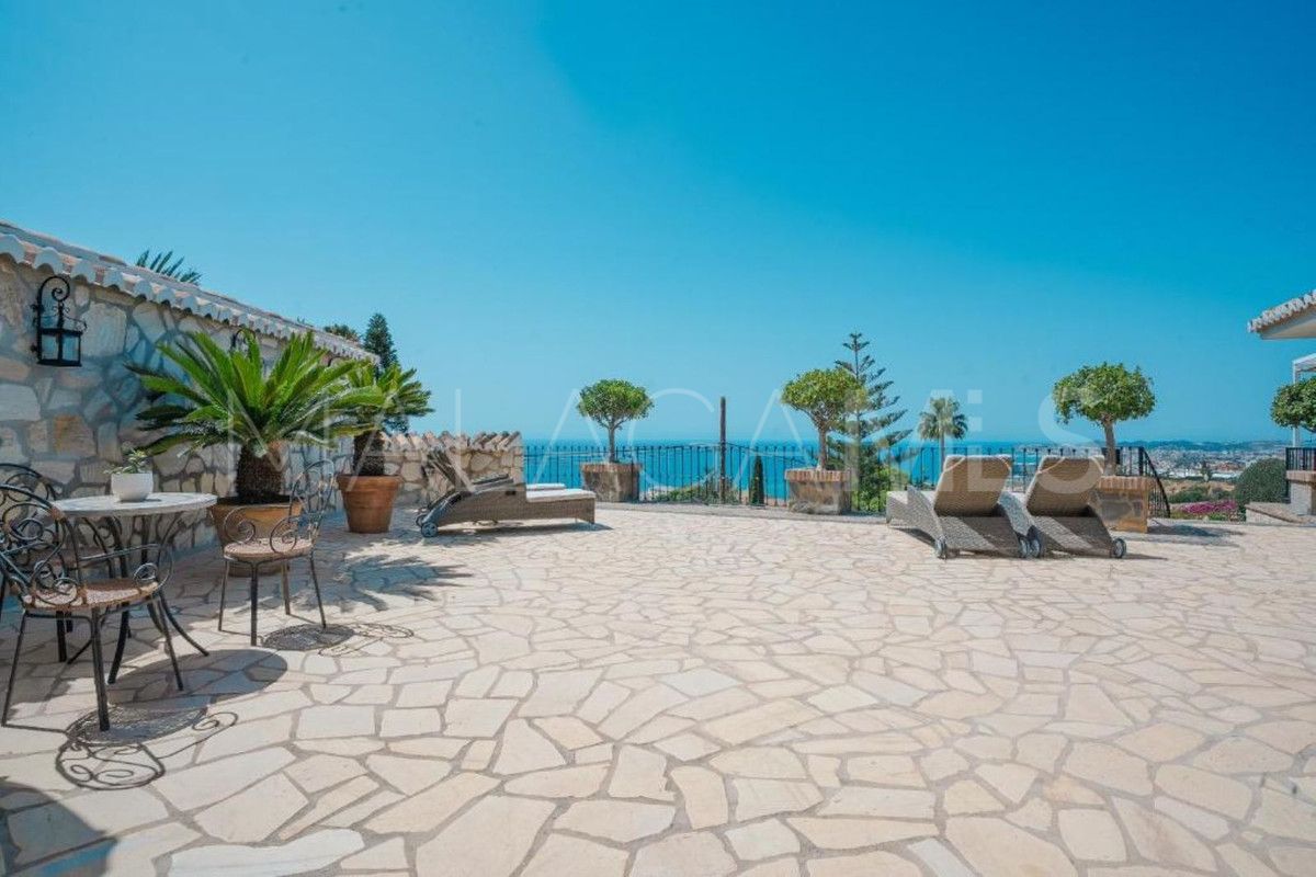 Villa for sale in Benalmadena