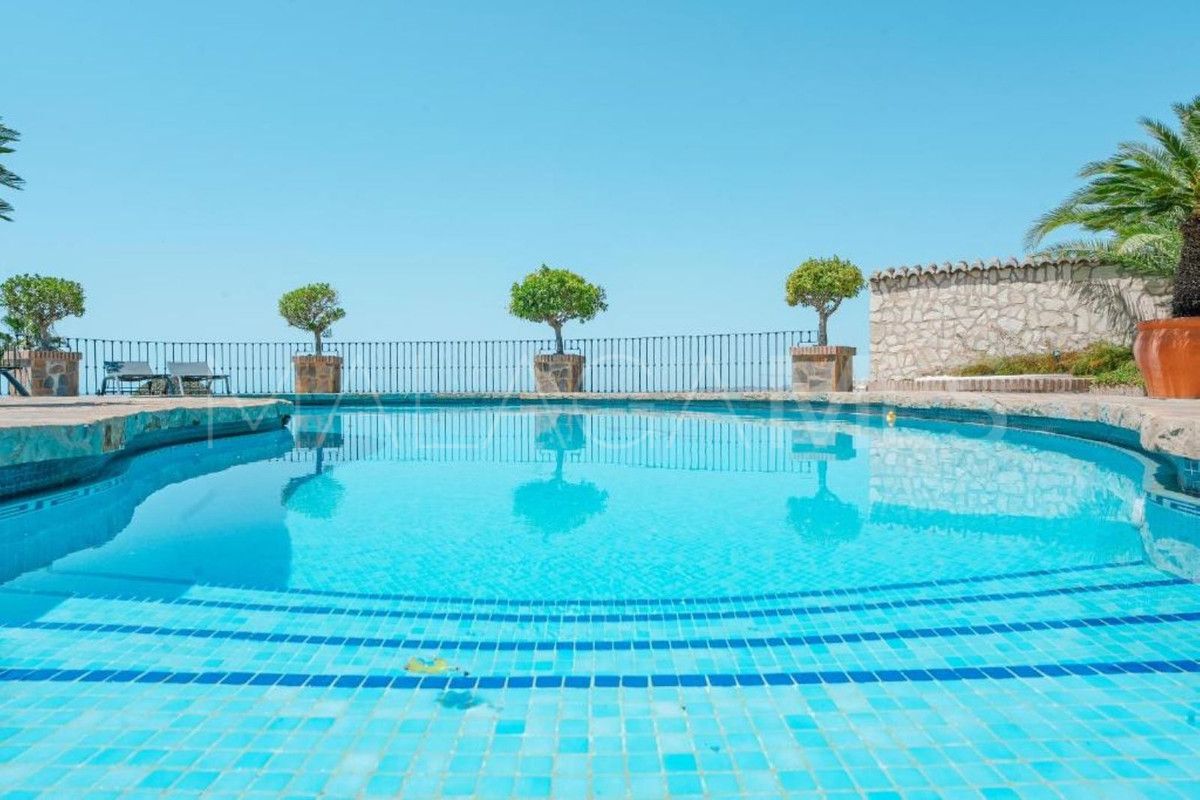 Villa for sale in Benalmadena