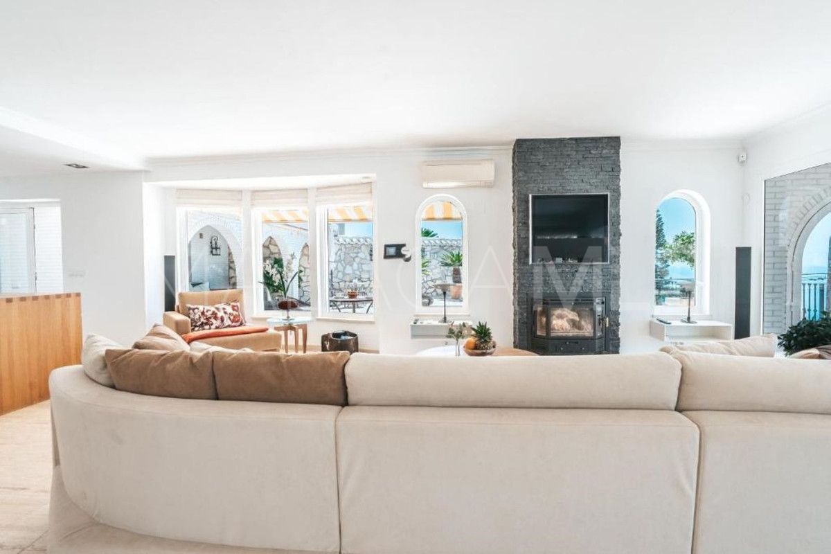 Villa for sale in Benalmadena
