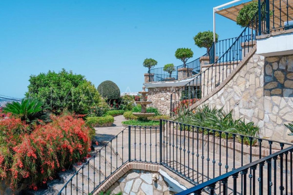 Villa for sale in Benalmadena