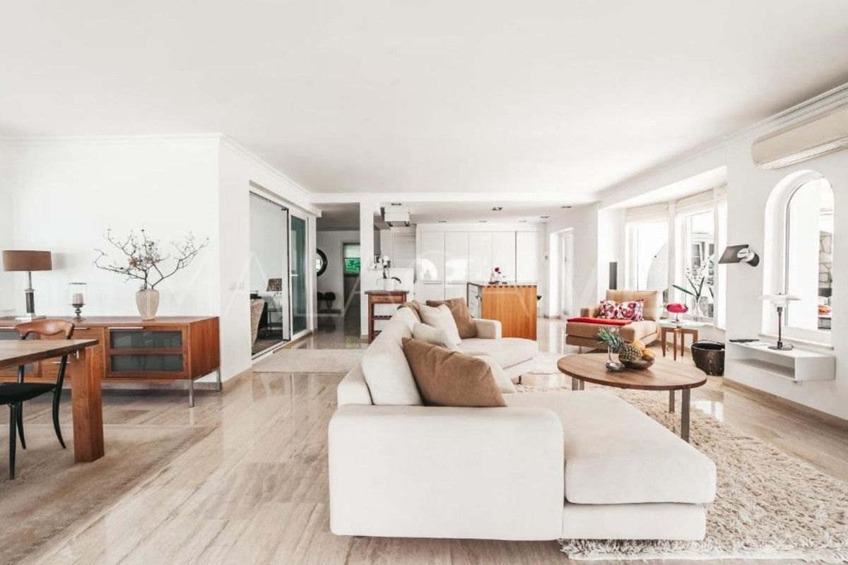 Villa for sale in Benalmadena