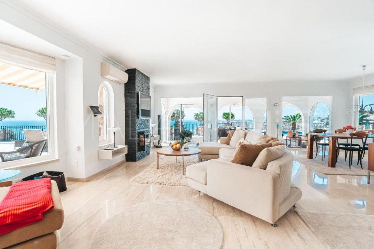 Villa for sale in Benalmadena