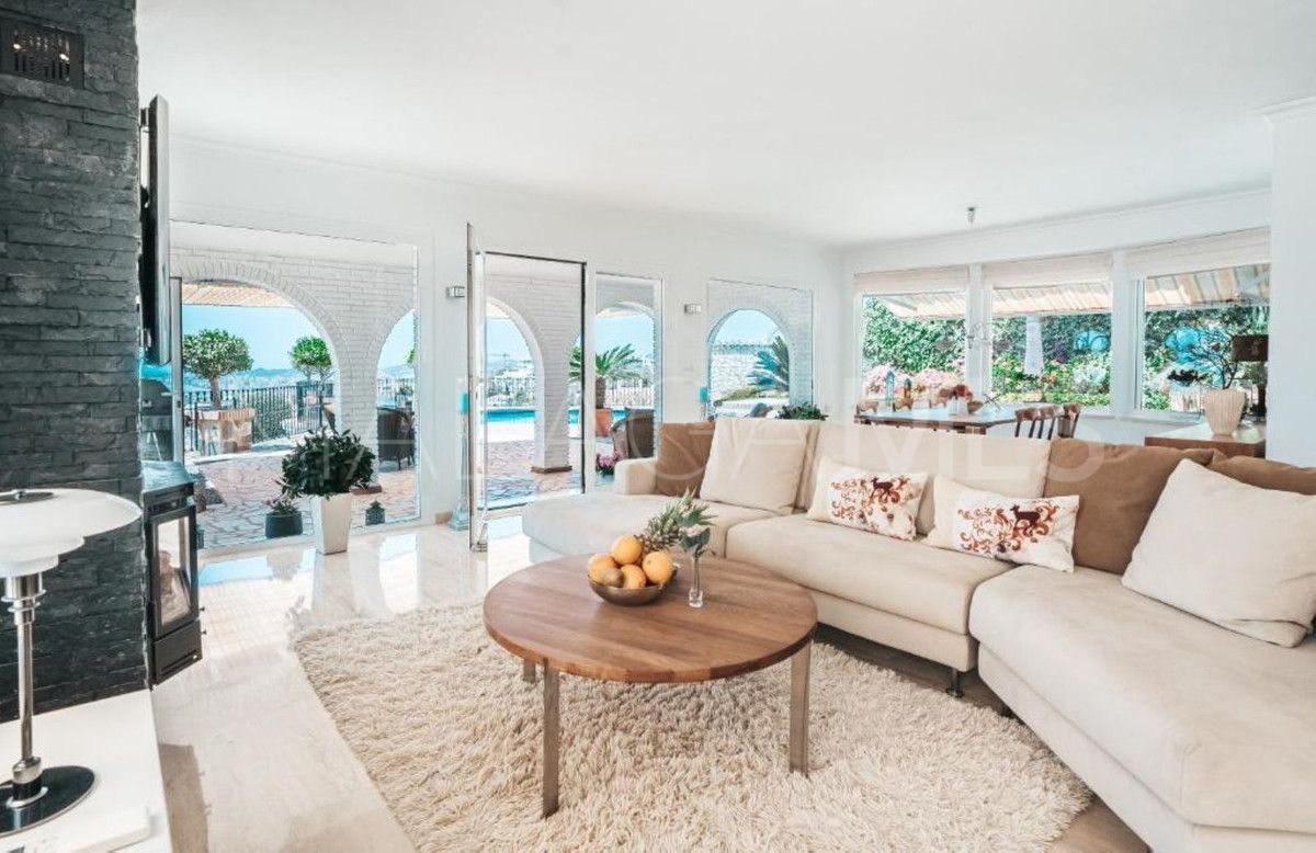 Villa for sale in Benalmadena