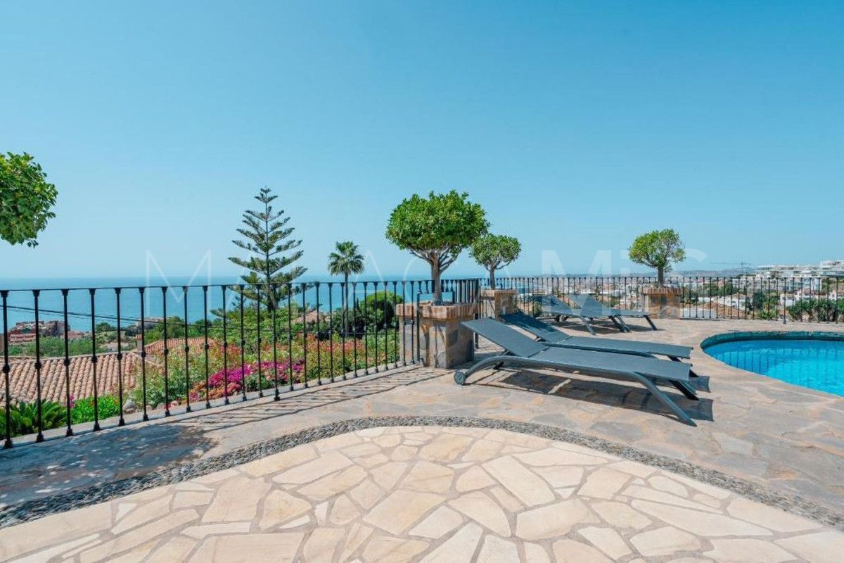 Villa for sale in Benalmadena