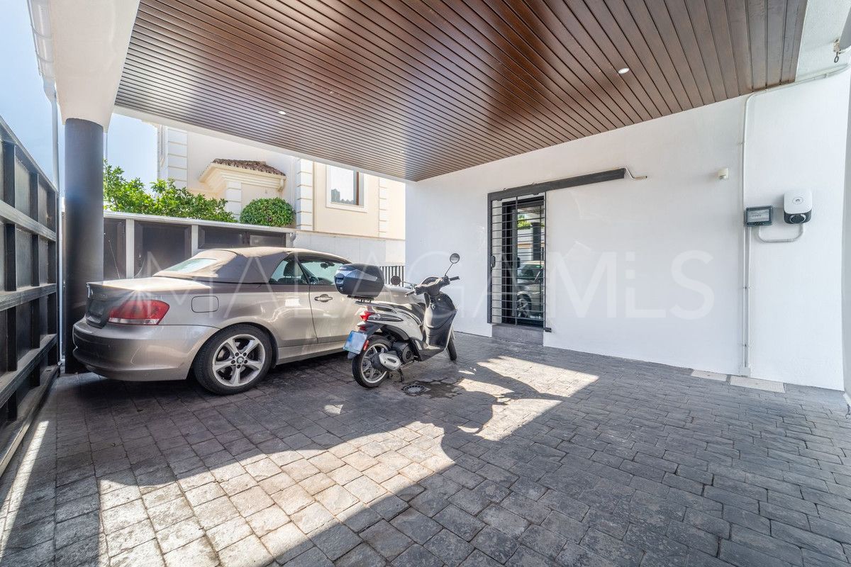 Se vende villa in Fuengirola with 4 bedrooms
