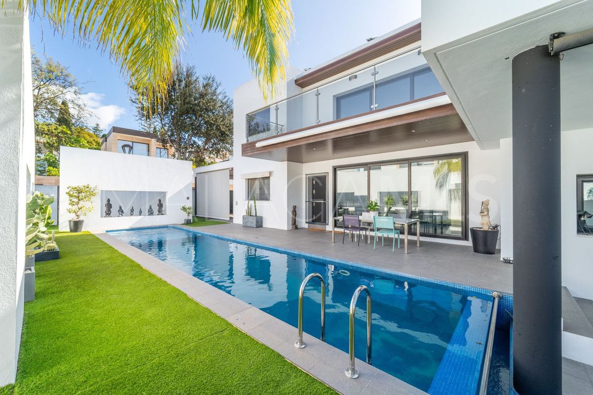 Se vende villa in Fuengirola with 4 bedrooms