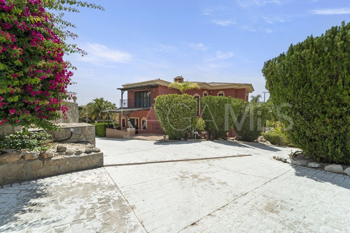 For sale Benalmadena villa with 8 bedrooms