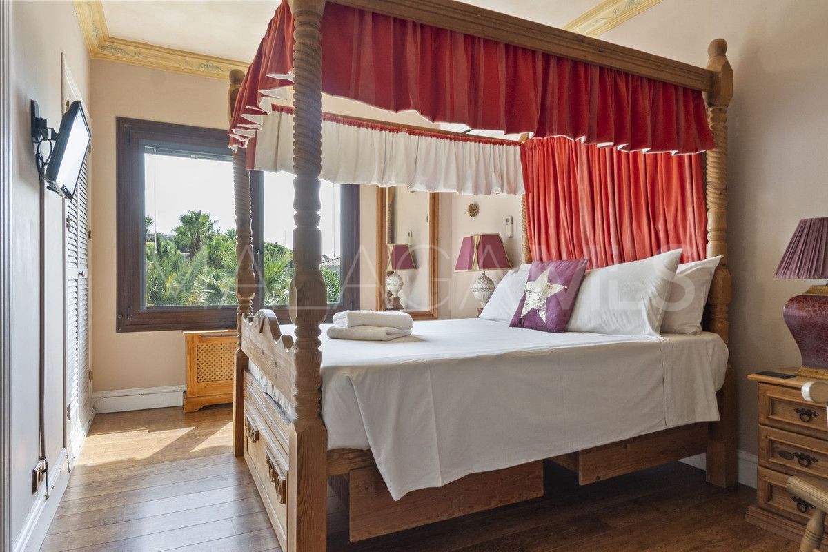 Villa de 8 bedrooms for sale in La Capellania