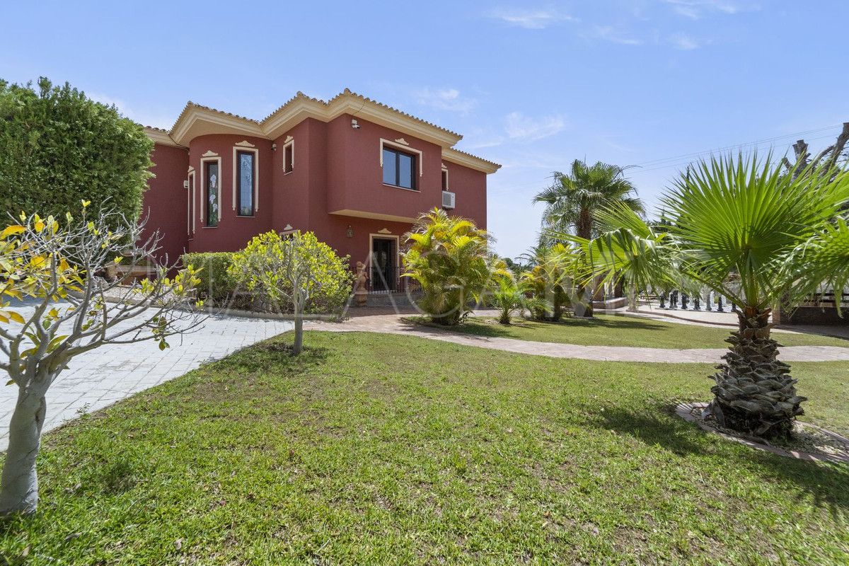 For sale Benalmadena villa with 8 bedrooms