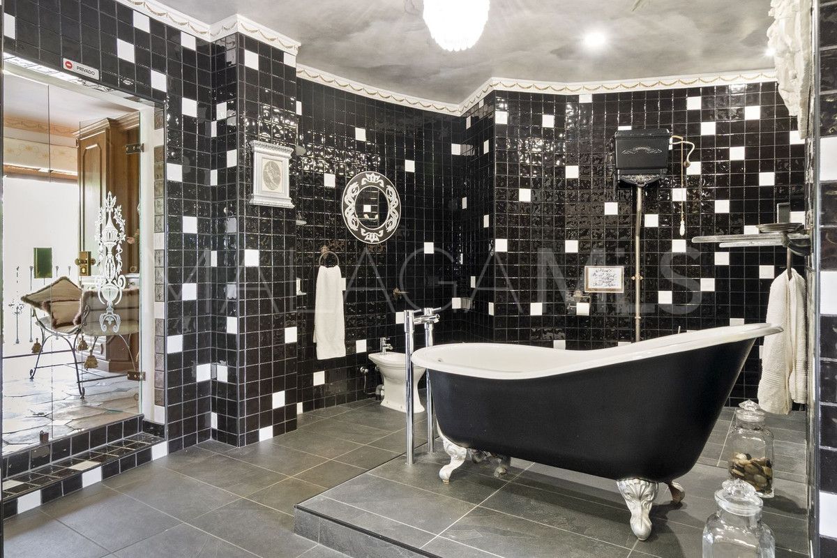 For sale Benalmadena villa with 8 bedrooms