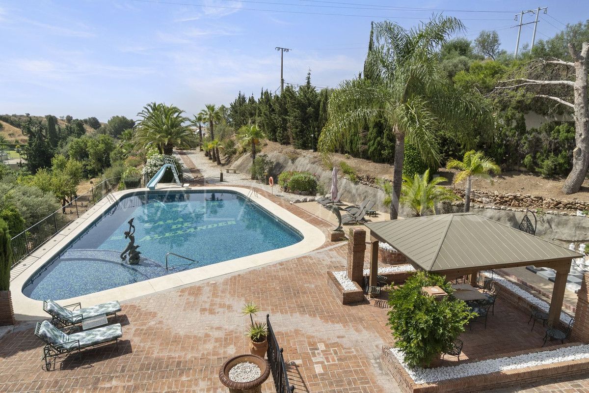 For sale Benalmadena villa with 8 bedrooms