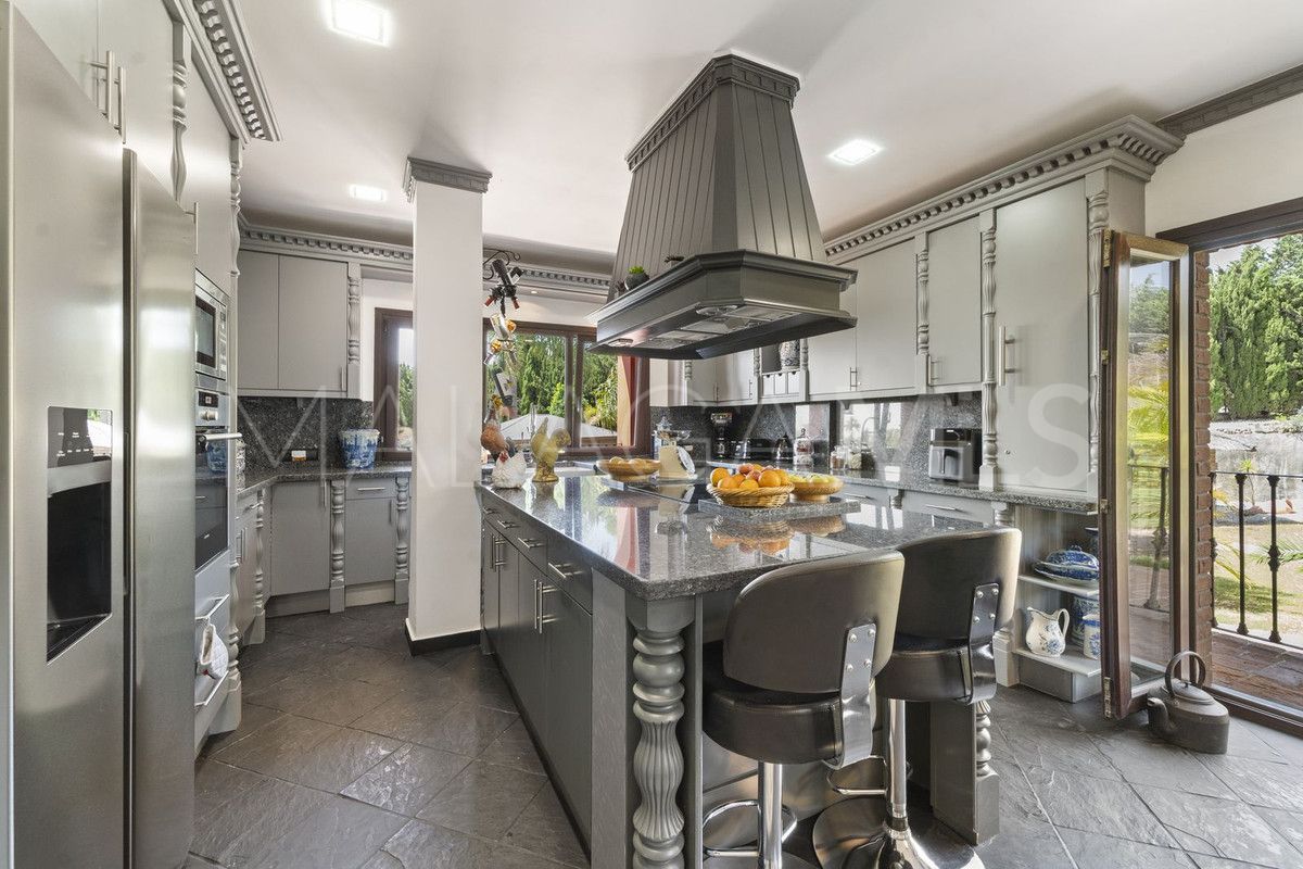 For sale Benalmadena villa with 8 bedrooms